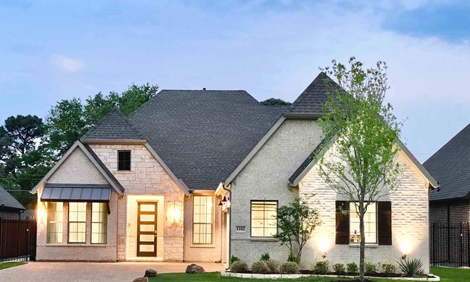 Arlington House | Prime Location Game Room Hot Tub Putting Green 4 Full Baths Walk to Stadiums