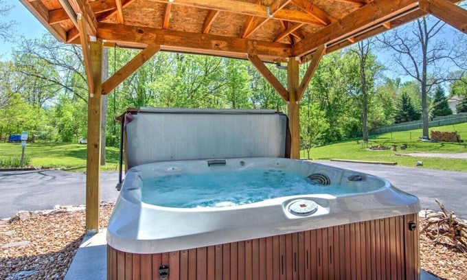 Johnson City Apartment | Prime location! Less than 5 minutes to JC Medical Center, ETSU, the VA, and downtown JC.