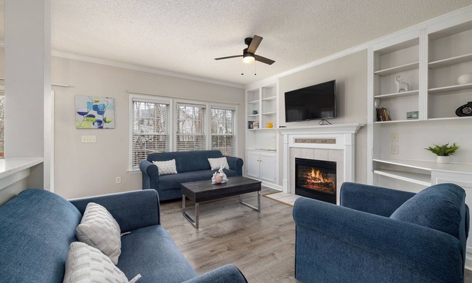 Southwest Raleigh House | Prime Location NC State & Downtown King Suite 3bthn