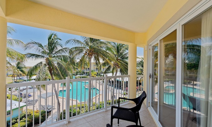 Crystal Harbour Apartment | Prime Location! Onsite Swimming Pool, Pets Allowed, Free Parking!