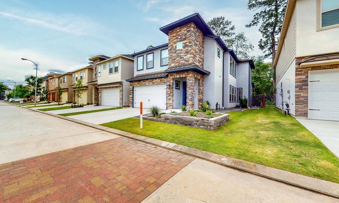 Grogan's Mill House | Prime Location - Pool Access - Full Kitchen - W/D
