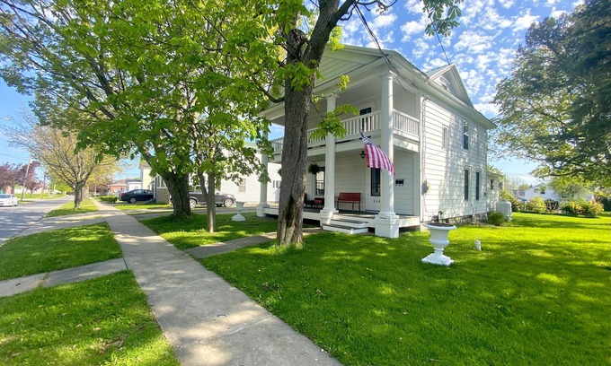 Clayton House | Prime Location ~ Stunning Village White House, Pillars of Clayton