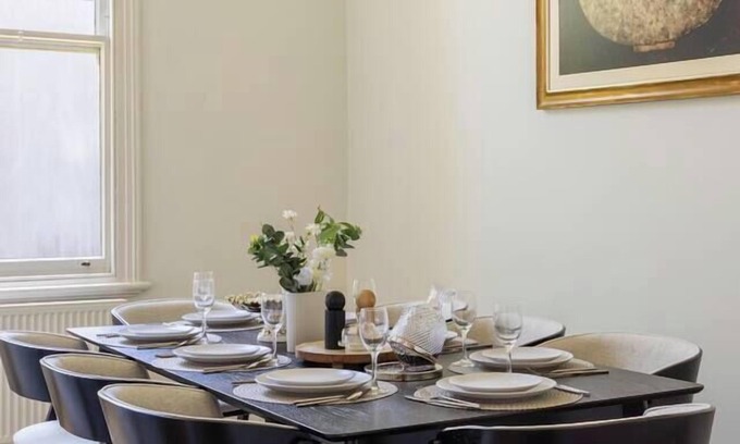 Kew House | Prime Location | Stylish 5 Bedroom House with Pool