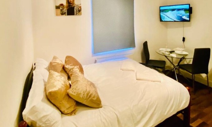 Golborne Apartment | Prime Location, Stylish Studio Flat in Central London