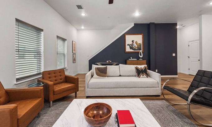 Arlington House | Prime Location | Walk to Cowboys Football + AT&T