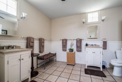 Johnson City House | Prime location-Walk to food, Bars and Wineries!