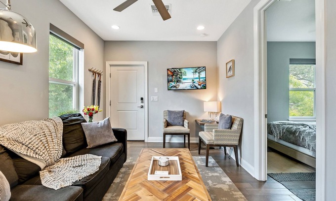 Bayshore Gardens House | Prime Luxury: New Townhouse in Tampa's Best Spot!