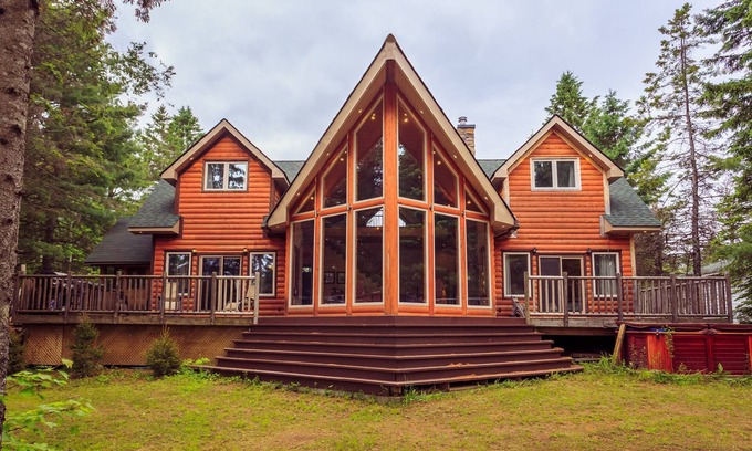 Bracebridge Ski Chalet | Prime Muskoka location, Luxury cottage for rent
