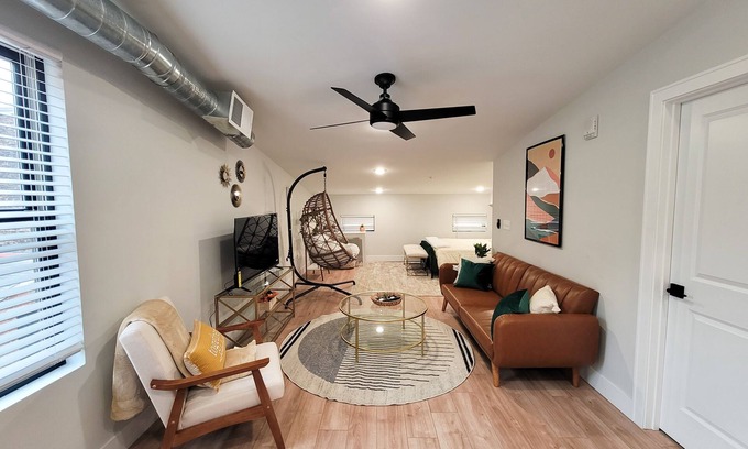 Cincinnati Apartment | Prime OTR+QueenBed+50inTV+Near TQL+Studio+Equipped+Sleeps 4ppl