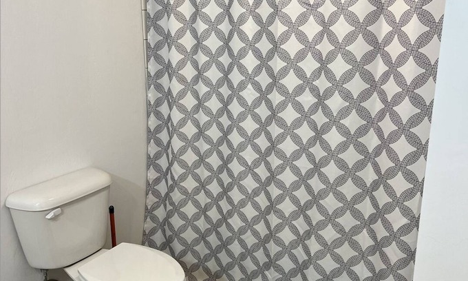 Creswell Apartment | Prime Quick Stop: 1-Bedroom Apartment Close to I-5, Dining, and Fuel.