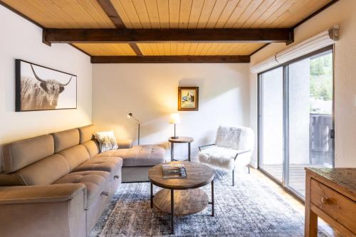 Warm Springs House | Prime Ski-in/Ski-out Condo at Edelweiss