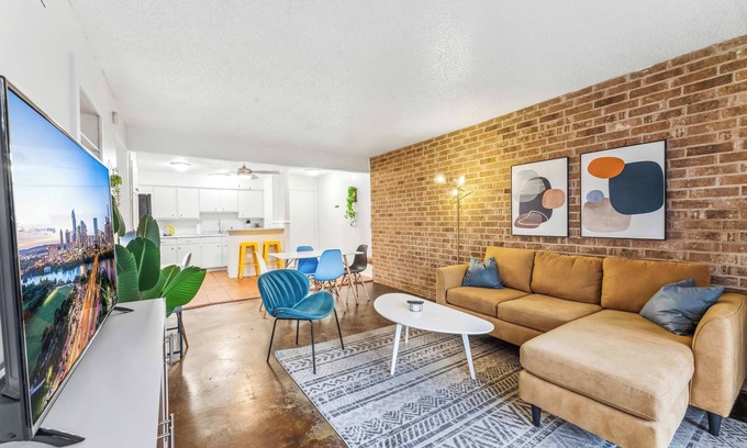 Zilker Apartment | Prime SoCo chic 2BR king suite w/pool, parking