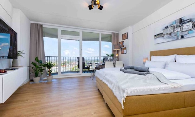 Antonsviertel Apartment | Primero Top-Apartment I 35qm Balcony Great View 22fl. I Center Kongress