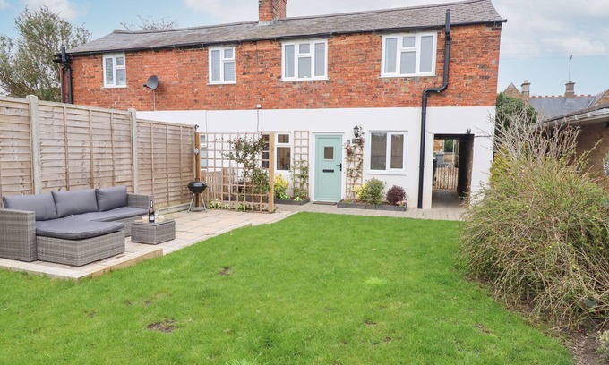 Caldecott Cottage | PRIMROSE COTTAGE, pet friendly, with open fire in Rockingham