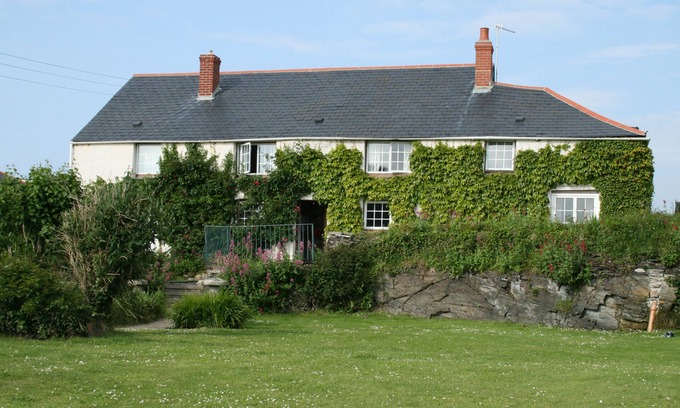 Treyarnon Cottage | Primrose Cottage - a cottage that sleeps 10 guests in 5 bedrooms