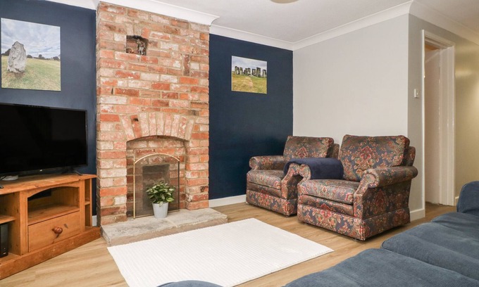 Dilton Marsh Cottage | PRIMROSE COTTAGE, pet friendly, with a garden in Warminster