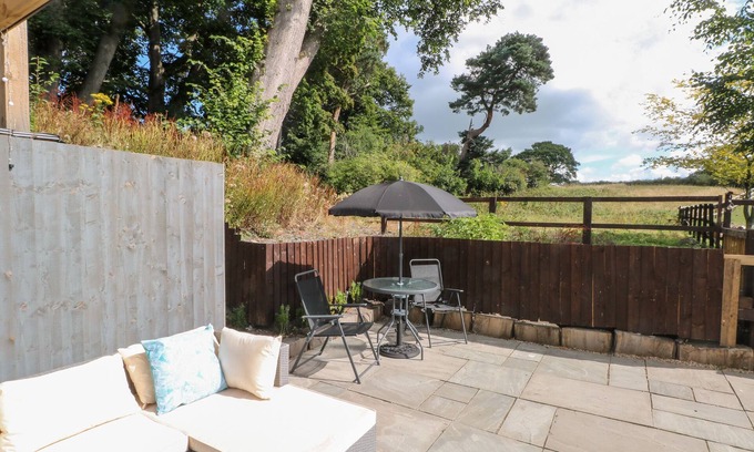 Flintshire House | PRIMROSE COTTAGE, romantic, character holiday cottage in Mold