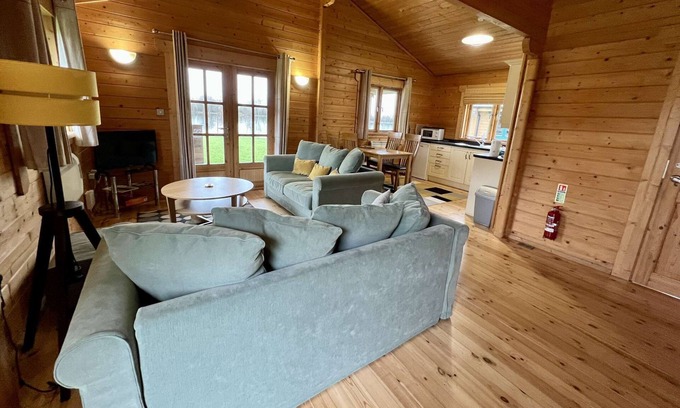 South Cerney House | Primrose Lodge, on the edge of Lake Pochard