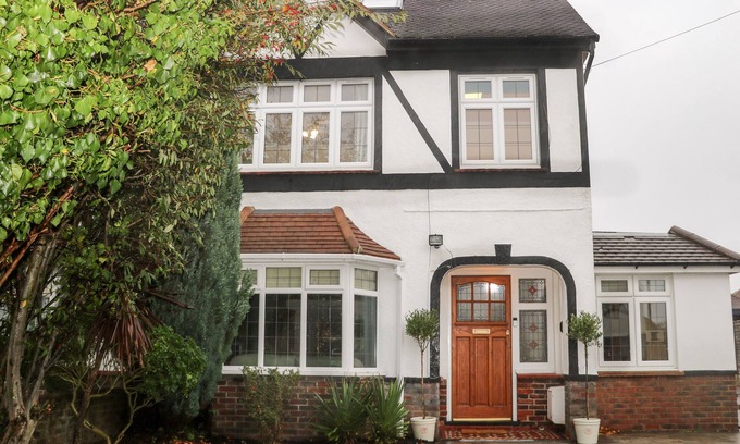 Worthing Cottage | PRIMROSE PLACE, pet friendly, character holiday cottage in Worthing