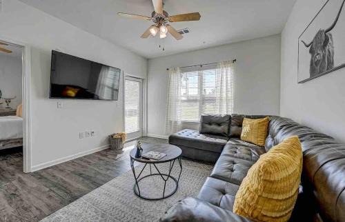 Orange Park Apartment | PrimRose steps to Pool, Gym Nr NAS JX, Dtwn, I295