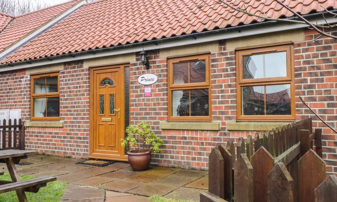 Skinningrove Cottage | PRINCE COTTAGE, pet friendly, with a garden in Skinningrove