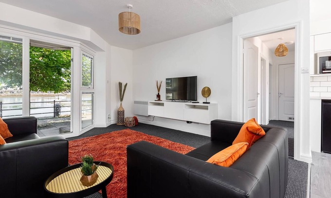 Preston Apartment | Princes | 2 Bedrooms Parking Wi-Fi | Cozy Pads