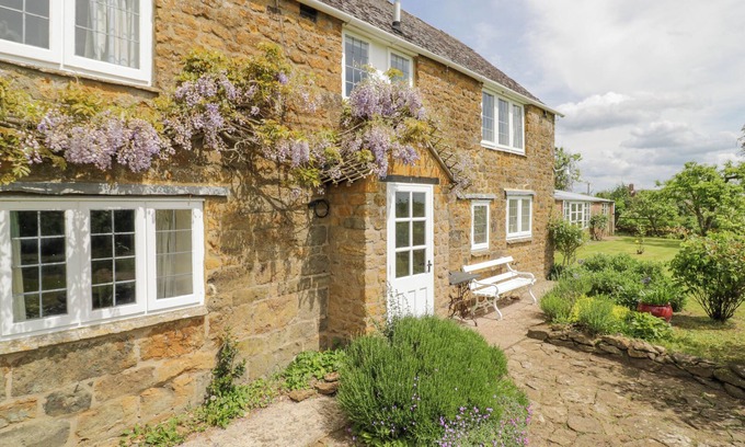 Banbury Cottage | PRIORS MEAD, pet friendly, character holiday cottage in Cropredy