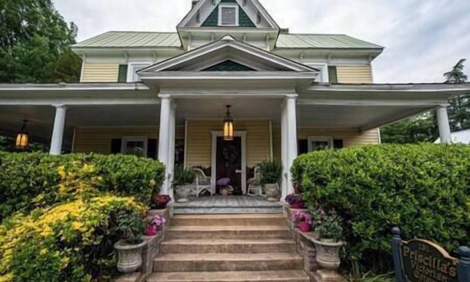 Mocksville Apartment | Priscilla's Downtown Victorian Loft Getaway