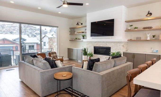 Deer Mountain House | Pristine 3BR w/Hot Tub - 15min to Park City!