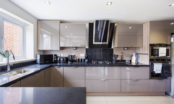 Tatenhill House | *Pristine 5 bedroom 4.5 bathroom* garden & patio*