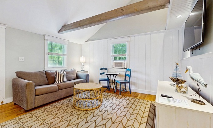 West Yarmouth House | Pristine bungalow with amazing walkable location - WiFi, firepit, dog-friendly