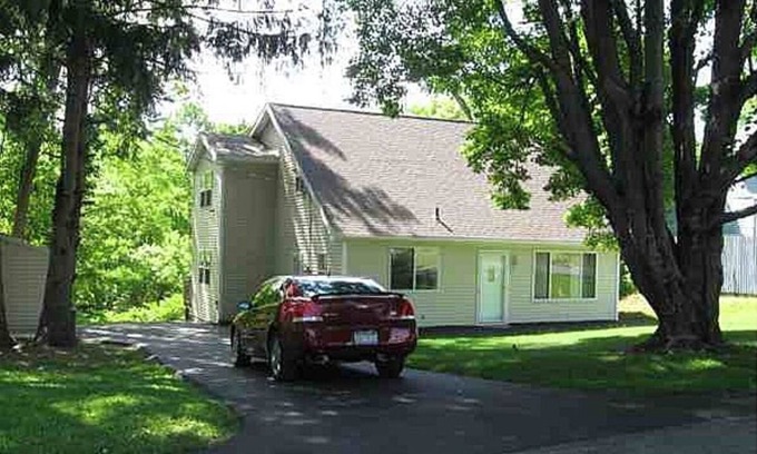 McKownville House | PRISTINE CAPE COD ON THE CREEK! 4 Large Bedrooms - 8 Guests