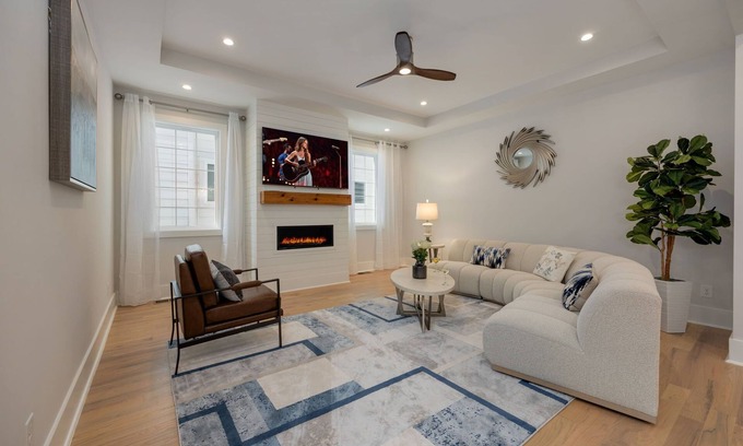 Hurwood Heights House | Pristine Heights-Private Yard & Rooftop -31+ Day stays