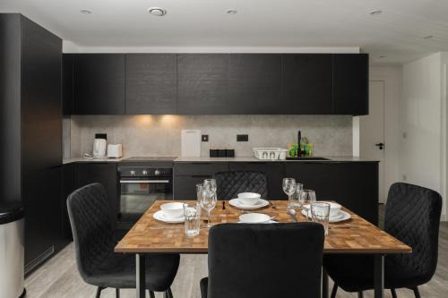 Old Trafford Apartment | Pristine Old Trafford & City Centre 2BD 2BT Apt - Balcony