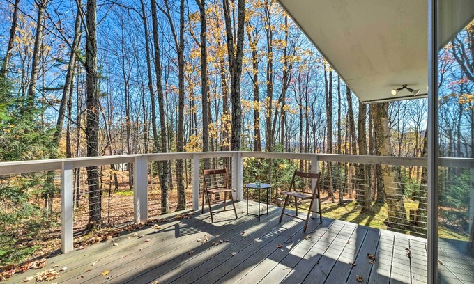 West Dover Cottage | Pristine West Dover Home w/Deck & Mountain Views!