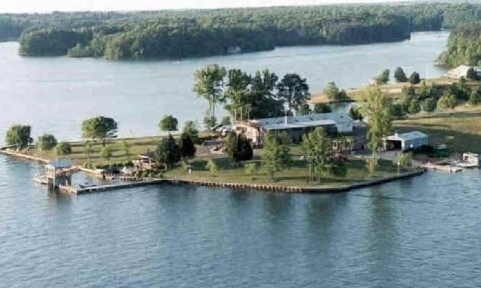 Bumpass House | Priv Estate, Family Reunions Weddings, private Harbor & lots of fun things to do