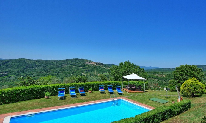 Civitella in Val di Chiana Villa | Private Villa with WIFI, A/C, private pool, patio, panoramic view, parking, close to Arezzo