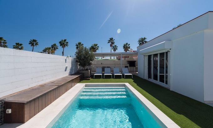 Maspalomas Ski Chalet | Private pool and spectacular barbecue area