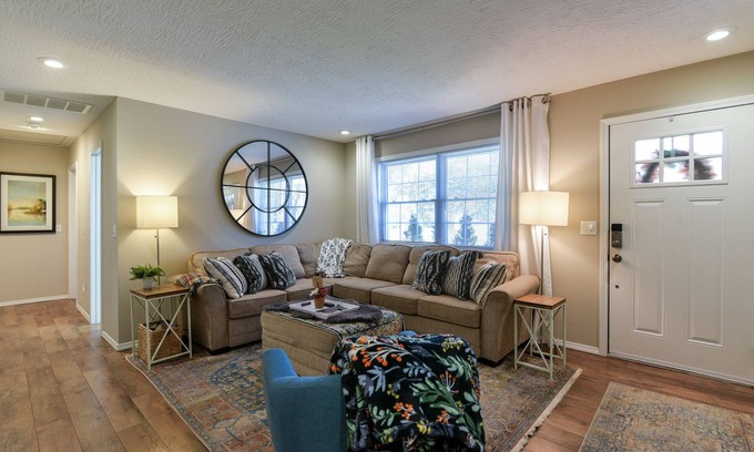 Springfield House | [Privacy Fence] + Firepit + Fully Equipped Kitchen