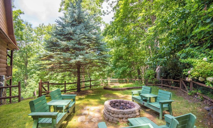 West Jefferson Cabin | Privacy + Pool Table + FIRE PIT & Location!