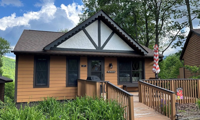 Burnsville Cottage | Privacy & Solitude! Cute as a button! Awesome views!