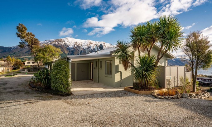 Lake Hawea Condo | Privacy with spectacular lake view. All new duplex apartment 5min walk to beach.