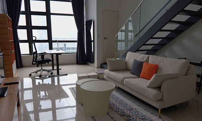 Bandar Tun Razak Apartment | Privat Duplex Loft with Skyline Views & Standing Desk