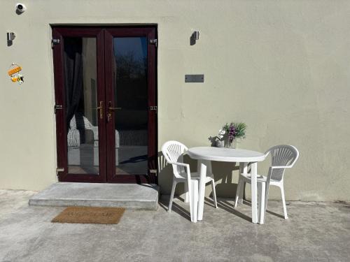 Cavan Apartment | Private Detached Small Bedroom and Bathroom Only- This is not an apartment- No clothes storage- no cooking facilities