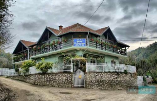 Donji Milanovac House | Privatan smeštaj Velić