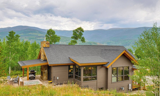 Silverthorne House | Private 1+ Acre & Hot Tub: Silverthorne Mtn Escape