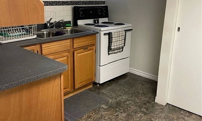 Thunder Bay Apartment | PRIVATE, 1 BDM APT Sleeps 2 . NEAR AIR, TRANSPORT, SHOPS. Quiet nites.
