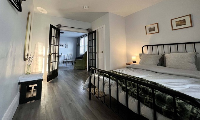 Barrie House | Private 1 Bedroom Apartment - Steps To Waterfront/Downtown