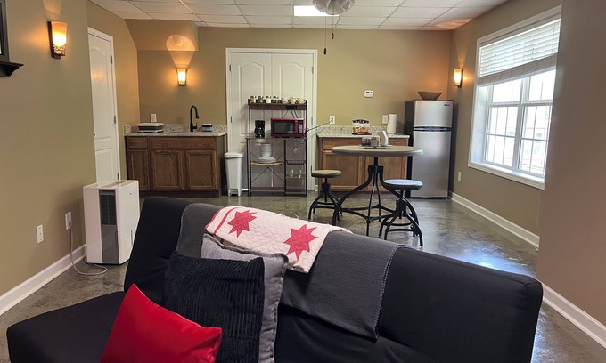 Woodstock Apartment | Private 1 Bedroom Basement Apartment for SOLO TRAVELERS ONLY