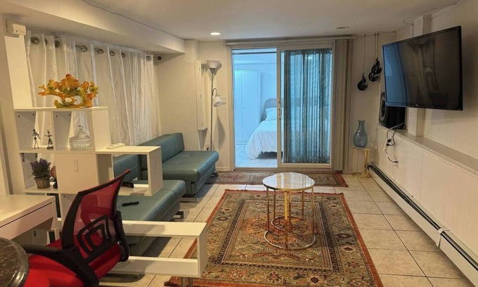 Roslyn Apartment | Private 1 bedroom Suite, beautifully furnished with Dishwasher, Washer-Dryer